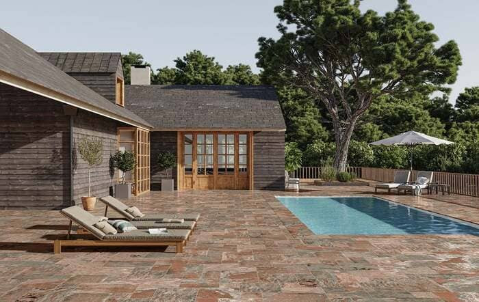 Terrasse antidérapante avec du carrelage rustique spécial abords de piscines